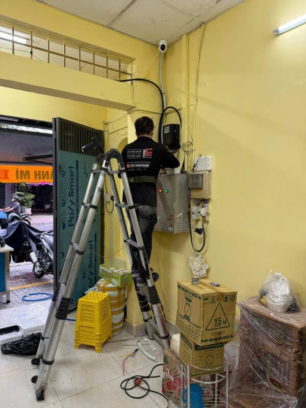 Thợ điện của 1Fix.vn đang kiểm tra và lắp đặt aptomat đúng kỹ thuật cho khách hàng tại TPHCM