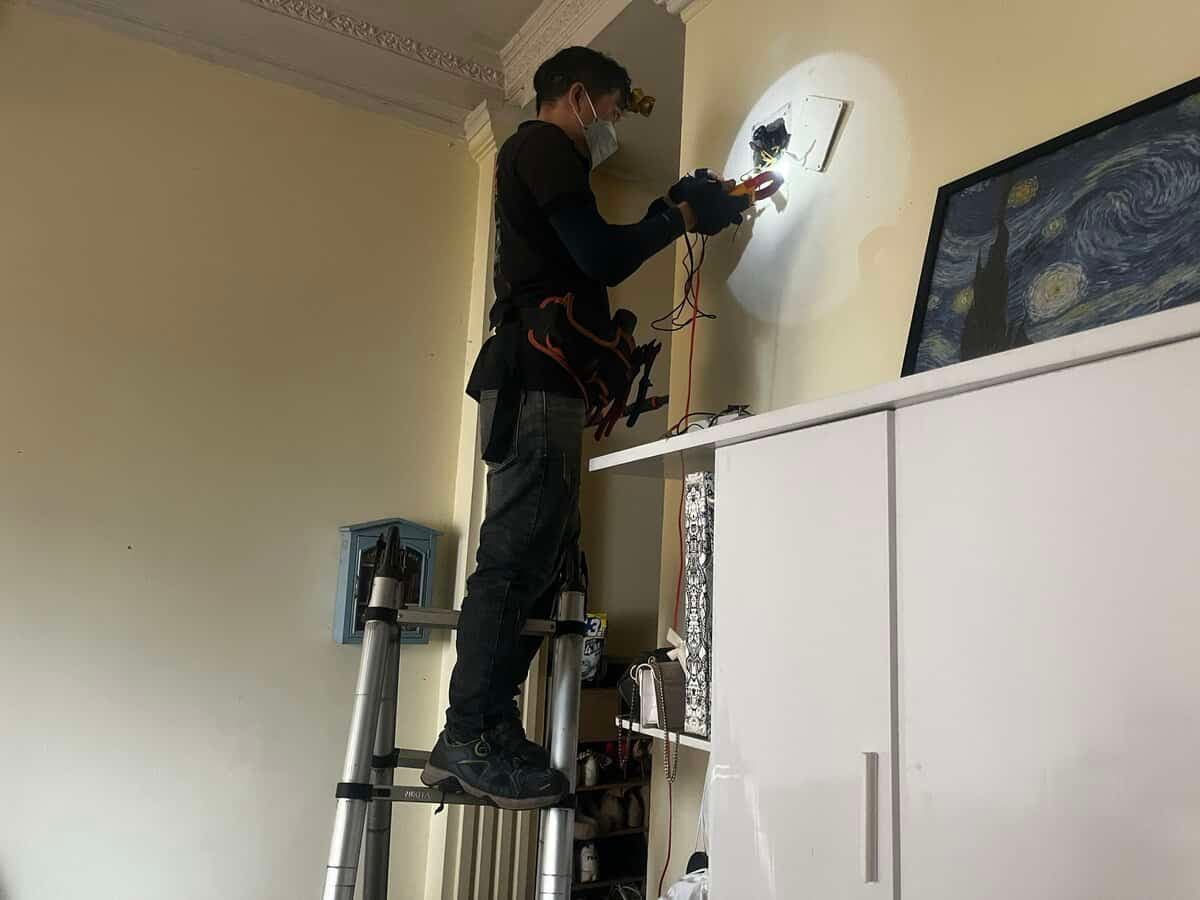 Dây Điện Bị Move: Nguyên Nhân & Cách Khắc Phục Tại TPHCM