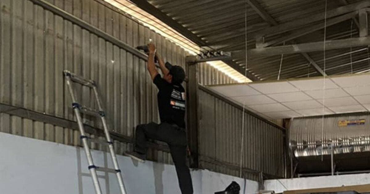 Thợ hàn sắt tại nhà của 1Fix sử dụng máy móc hiện đại, đảm bảo mối hàn chắc chắn.