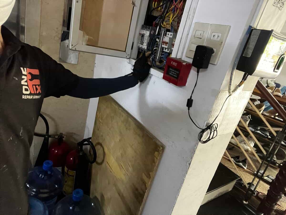 Thợ điện 1Fix đang kiểm tra và sửa chữa tủ điện tổng tại nhà khách hàng ở TPHCM