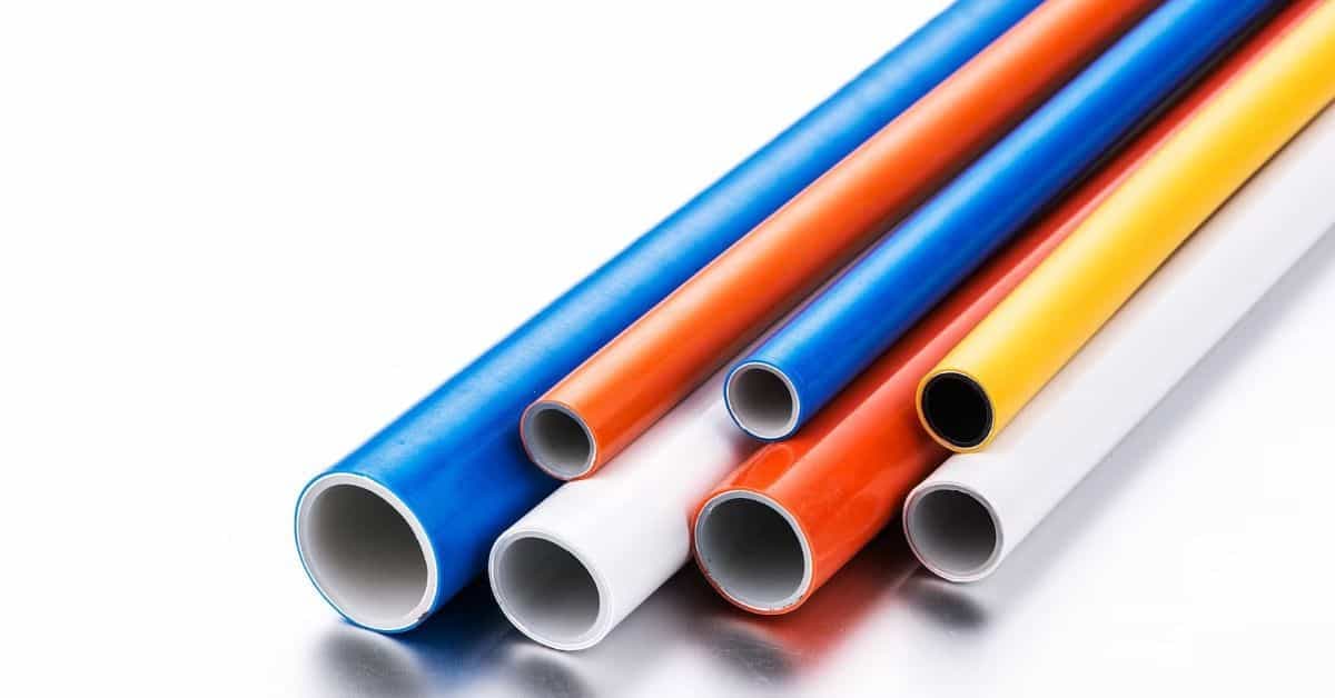 Hệ thống ống nước PEX màu đỏ và xanh dương thể hiện sự linh hoạt khi lắp đặt