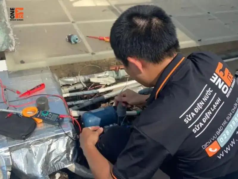 Thợ của 1Fix đang tiến hành sửa chữa máy bơm không lên nước chuyên nghiệp tại nhà khách hàng.