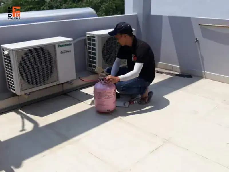 Thợ của 1Fix.vn với trang bị đầy đủ đang sẵn sàng phục vụ khách hàng.