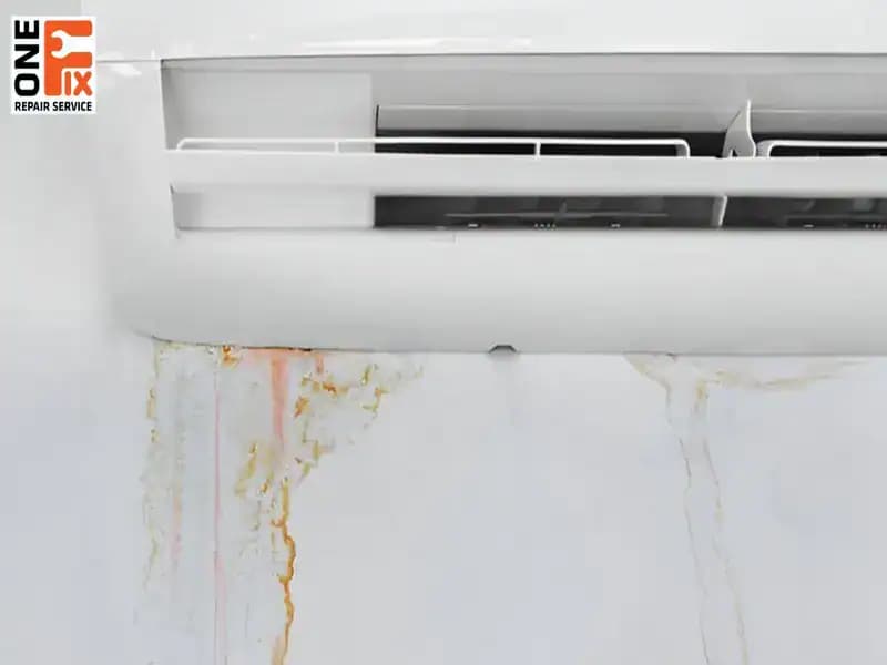 Tường nhà bị ẩm, có vệt nước dài bên dưới dàn lạnh là dấu hiệu rõ ràng của tình trạng điều hòa chảy nước.