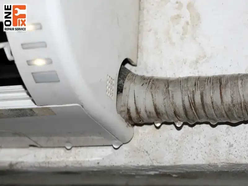 Thợ điện lạnh 1Fix đang kiểm tra và xử lý sự cố điều hòa chảy nước chuyên nghiệp.