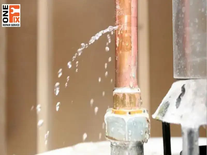 Thợ 1Fix đang kiểm tra và sửa chữa đường ống nước bị rỉ sét, một trong những nguyên nhân gây lãng phí nước và hư hỏng công trình.