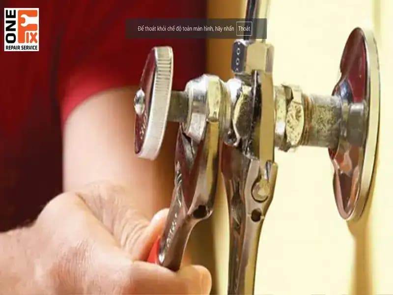 Hình ảnh cận cảnh một khớp nối ống nước bị rò rỉ do lắp đặt sai kỹ thuật, cần được thợ chuyên nghiệp xử lý ngay.