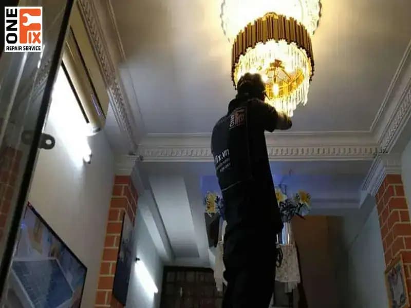 Khi lắp đèn trần, mỗi loại đèn sẽ yêu cầu tiêu chuẩn, quy trình lắp đặt khác nhau