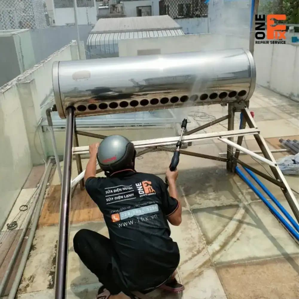 Vệ sinh &amp; làm sạch hệ thống máy năng lượng mặt trời