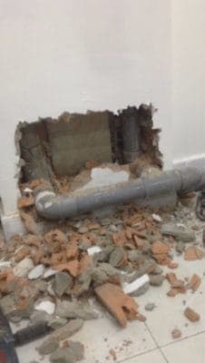 Thợ của 1Fix đang tiến hành kiểm tra và xử lý đường ống nước tại vị trí phức tạp.