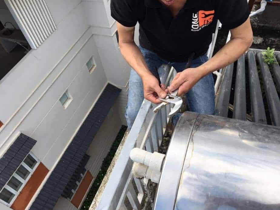 Thợ 1Fix đang sử dụng máy hàn nhiệt chuyên dụng để nối ống PPR, đảm bảo mối nối chắc chắn và không rò rỉ.