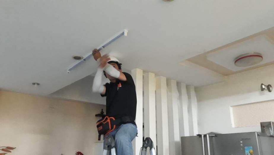 Thợ 1Fix đang lắp đặt hệ thống đèn Led chuyên nghiệp tại Quận 10, TPHCM.