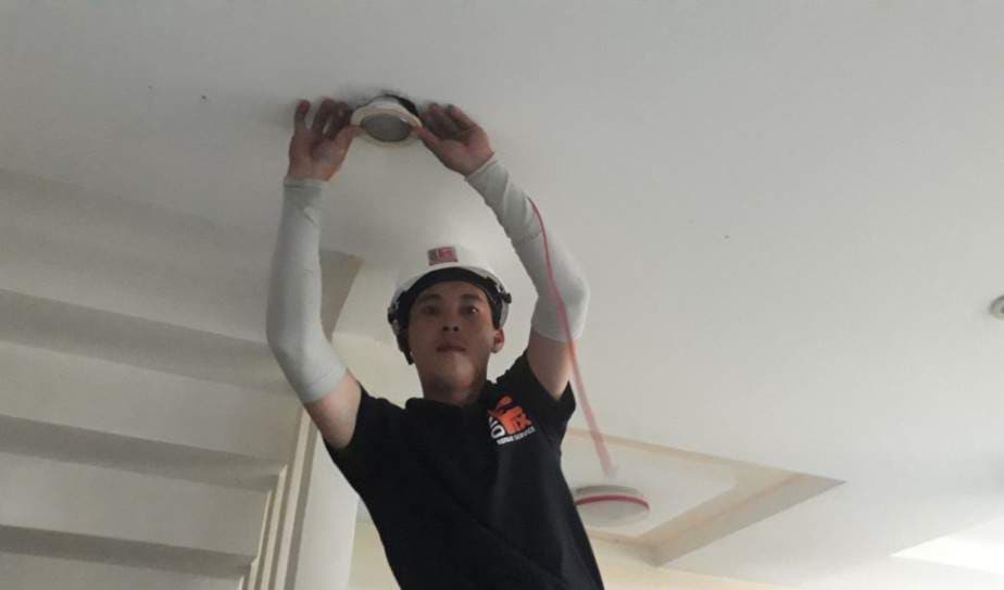Kỹ thuật viên 1Fix đang hoàn thiện lắp đặt hệ thống đèn LED âm trần mới cho khách hàng tại Quận 10.