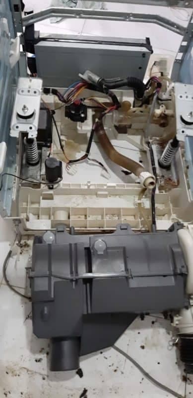 Thợ 1Fix đang tháo rời các bộ phận phức tạp của máy giặt nội địa Nhật