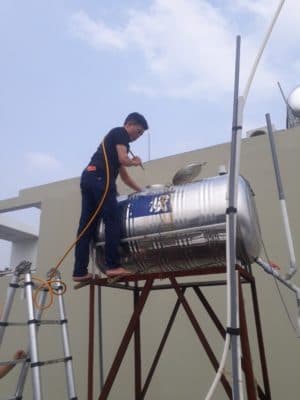 Vệ sinh bồn nước và các ống thuỷ tinh của máy nước nóng năng lượng mặt trời để đảm bảo hiệu suất.