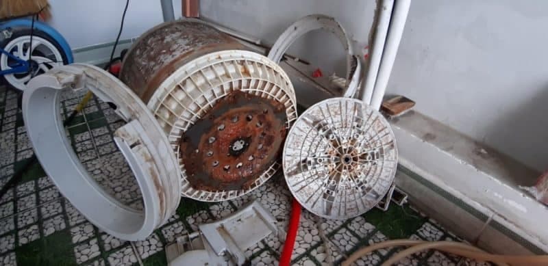 Thực tế bên trong lồng giặt Toshiba 7kg tại Quận 3 để lâu ngày không được vệ sinh chuyên sâu.