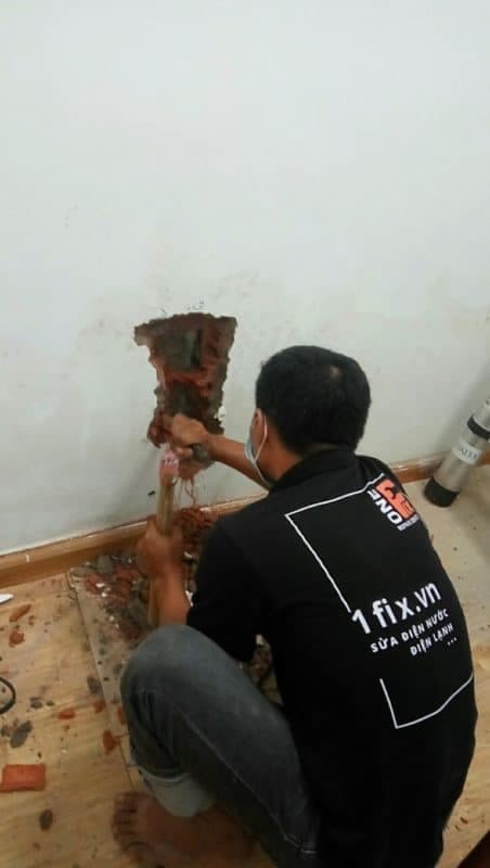 Hậu quả của việc tắc nghẽn nước kéo dài gây thấm tường, hư hại kết cấu.