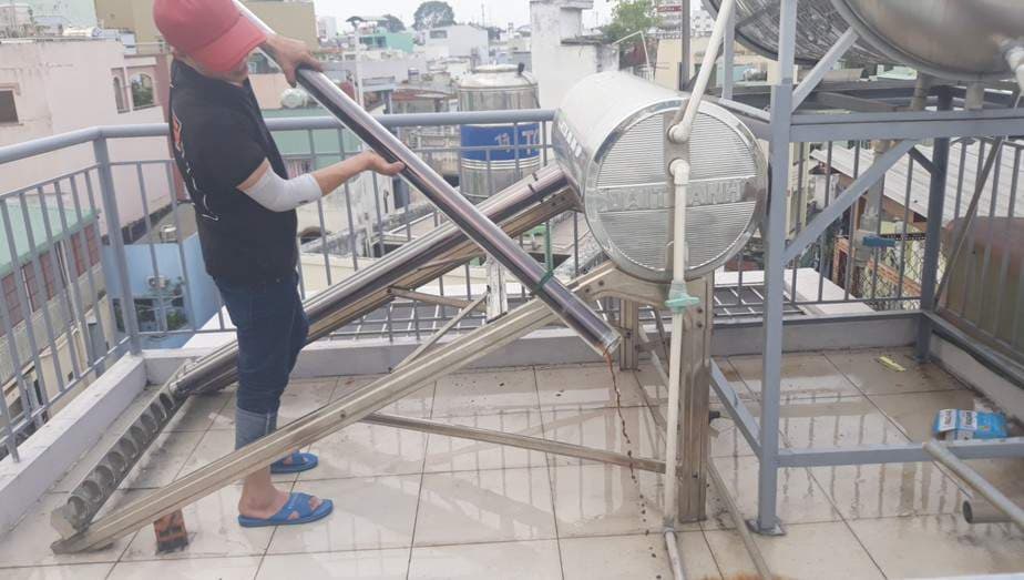 Kỹ thuật viên 1Fix thực hiện thay phao điện và vệ sinh hệ thống bồn nước phụ trợ cho máy năng lượng mặt trời.