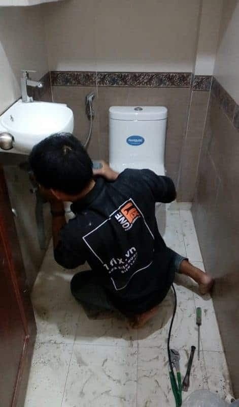 Thợ 1Fix lắp đặt bồn rửa mặt mới đúng kỹ thuật, đảm bảo chắc chắn và thẩm mỹ tại Quận 11.