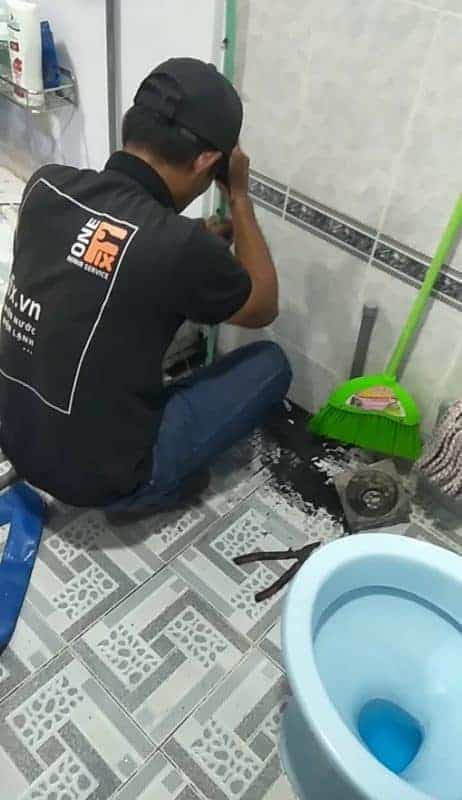 Thợ 1Fix đang xử lý thông nghẹt đường ống nước xả nhà vệ sinh tại TPHCM