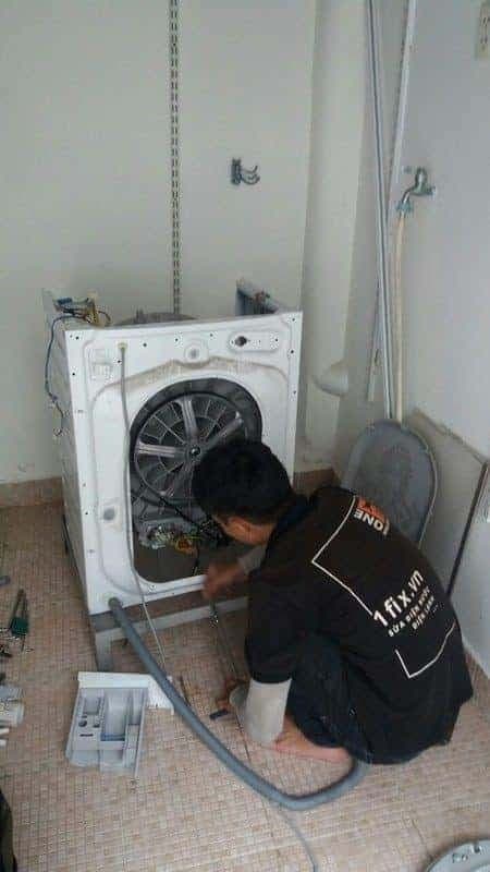 Thợ 1Fix đang vệ sinh máy giặt cửa trước Electrolux tại nhà khách hàng ở TPHCM.