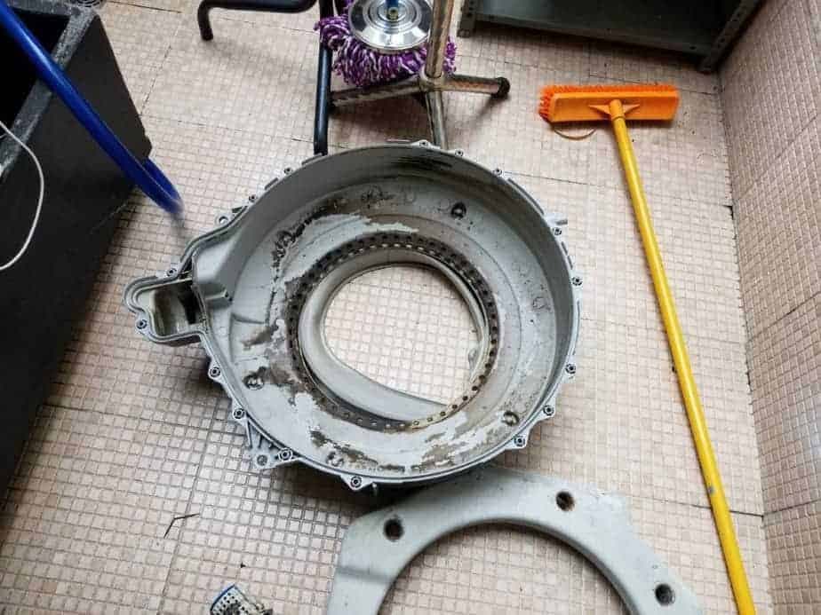 Kỹ thuật viên 1Fix đang thực hiện vệ sinh chuyên sâu cho máy giặt cửa trước Electrolux.