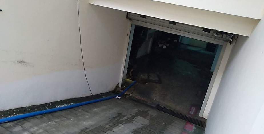 Máy bơm chìm đang bơm nước thải từ tầng hầm giữ xe của một tòa nhà tại TPHCM.