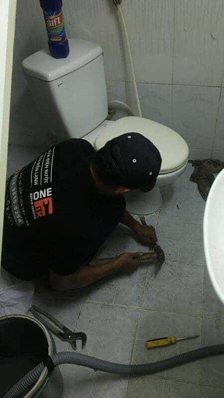 Sử dụng các phương pháp tại nhà như baking soda và giấm đổ vào lòng bồn cầu để xử lý nghẹt nhẹ.