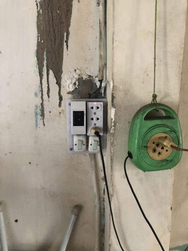 Hiện trường một aptomat bị cháy đen do chập điện và quá tải nghiêm trọng