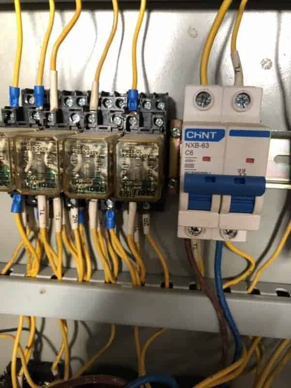 Kỹ thuật viên 1Fix sử dụng thiết bị chuyên dụng để kiểm tra và sửa chữa aptomat bị nhảy liên tục do rò rỉ điện