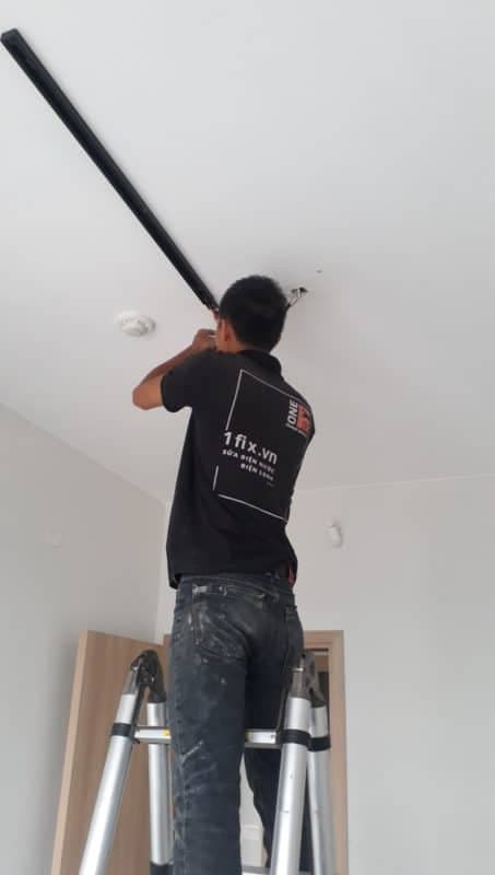 Thao tác kiểm tra và thay thế các bộ phận của đèn huỳnh quang cần sự cẩn thận.