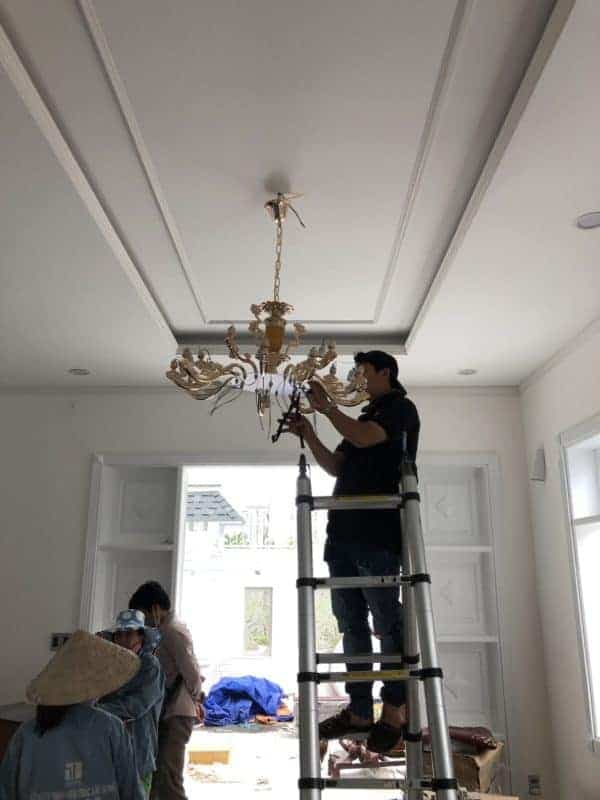 Thợ điện của 1Fix đang kiểm tra hệ thống dây nối của đèn LED âm trần bị mờ.