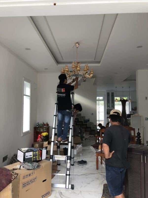 Kiểm tra cận cảnh bộ nguồn (driver) và các chip LED để xác định chính xác bộ phận bị hư hỏng.