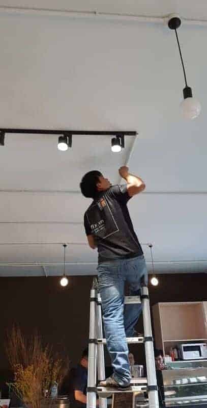 Thợ điện 1Fix đang kiểm tra hệ thống đèn LED âm trần cho khách hàng tại TPHCM.