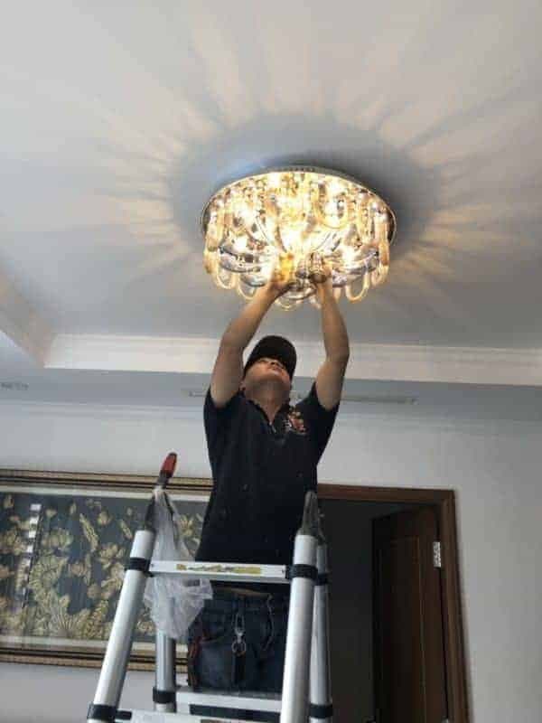Kỹ thuật viên 1Fix đang tiến hành sửa chữa, thay thế bóng đèn bị hỏng.