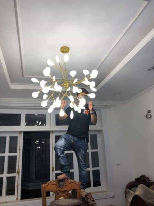 Thợ điện 1Fix có mặt nhanh chóng tại nhà khách hàng để xử lý sự cố đèn điện.