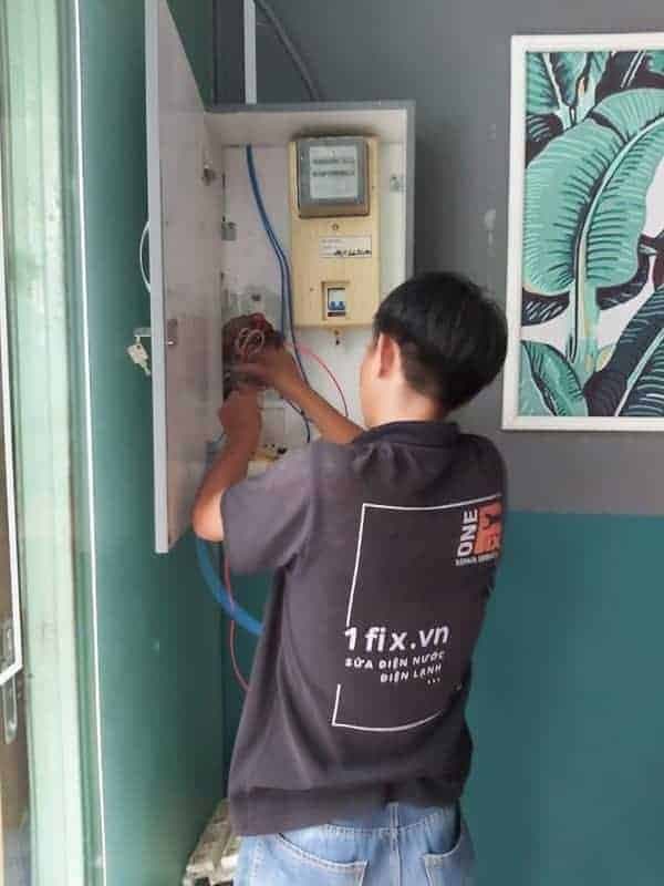 Hình ảnh cận cảnh một ổ cắm điện cũ kỹ, bị hỏng và cần được thay thế.