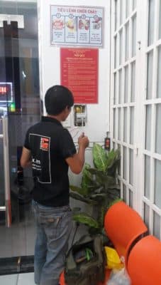 Hình ảnh một CB bị cháy, hỏng cần được sửa chữa hoặc thay thế.