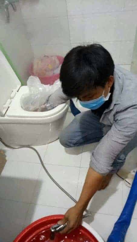 Kiểm tra bên trong két nước để tìm nguyên nhân rỉ nước