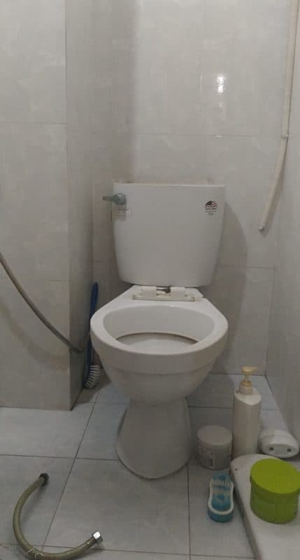 Thợ 1Fix kiểm tra hệ thống nước trong bồn cầu bị lỗi.