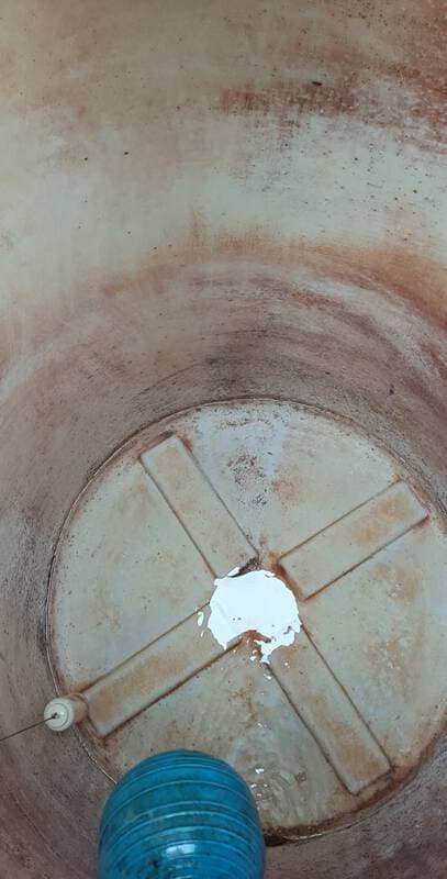 Thợ 1Fix đang tiến hành sửa chữa, hàn lại vết rò rỉ trên bồn nước inox.