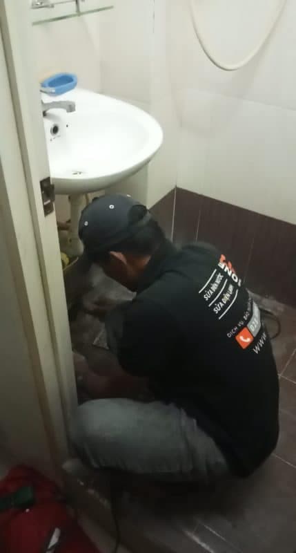 Bồn rửa mặt bị tắc nghẽn và bốc mùi là dấu hiệu cần gọi thợ thông cống ngay.