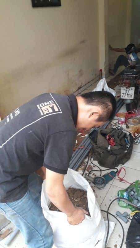 Thợ 1Fix sử dụng máy lò xo chuyên dụng để thông cống nghẹt tại quận Tân Phú.