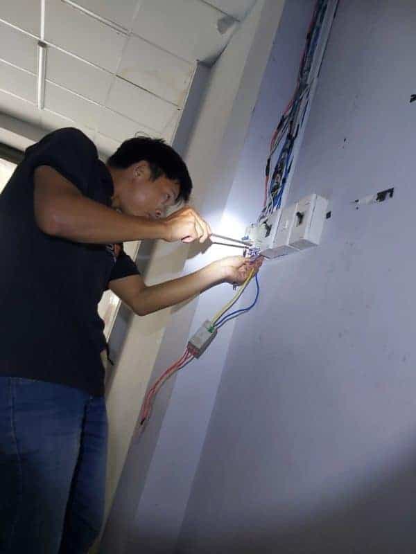 Thợ 1Fix kiểm tra và thay thế công tắc điện bị chảy nhựa tại nhà khách hàng TPHCM