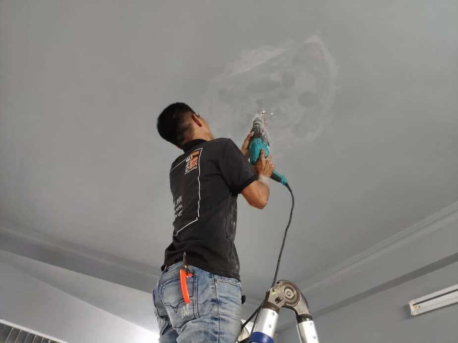 Giữ máy khoan vuông góc và chắc chắn khi khoan vào các bề mặt cứng như tường gạch, bê tông.