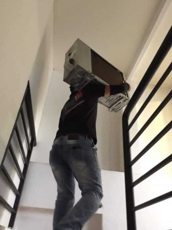 Thợ 1Fix đang thực hiện các bước tháo lắp máy lạnh chuyên nghiệp tại nhà khách hàng ở Hóc Môn, TPHCM.