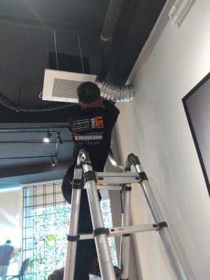Kỹ thuật viên 1Fix hoàn tất việc lắp đặt máy lạnh tại nhà khách hàng ở Bình Chánh