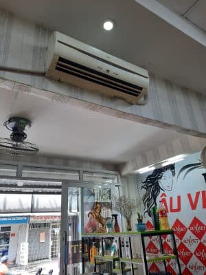 Thợ 1Fix đang kiểm tra và lắp đặt máy lạnh chuyên nghiệp tại quận Phú Nhuận
