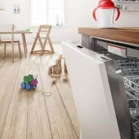 Thợ 1Fix kiểm tra và chuẩn bị đường nước cho máy rửa bát Bosch âm tủ