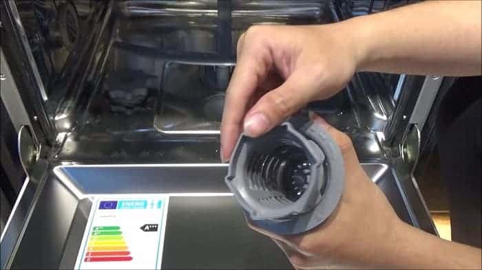 Việc kết nối máy rửa bát Hafele với hệ thống điện nước phải được thực hiện cẩn thận bởi thợ có chuyên môn để đảm bảo an toàn tuyệt đối.